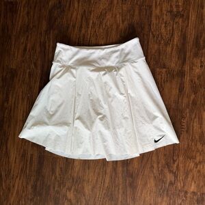 Nike Women's White high rise golf tennis skort size medium pleated 17” length